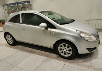 Подержанный автомобиль Opel Corsa 2010 года (5 фото)