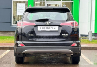 Подержанный автомобиль Toyota RAV4 2016 года (6 фото)