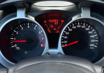 Подержанный автомобиль Nissan Juke 2011 года (12 фото)