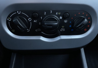 Подержанный автомобиль Renault Sandero 2014 года (13 фото)