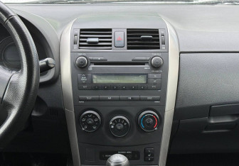 Подержанный автомобиль Toyota Corolla Sedan 2007 года (13 фото)