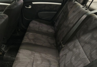 Подержанный автомобиль Renault Logan Sedan 2010 года (12 фото)