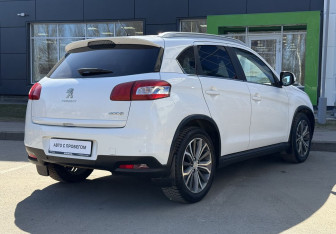 Подержанный автомобиль Peugeot 4008 2012 года (5 фото)