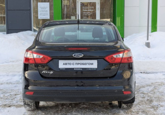 Подержанный автомобиль Ford Focus Sedan 2013 года (6 фото)