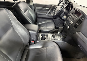 Подержанный автомобиль Mitsubishi Pajero 2011 года (10 фото)
