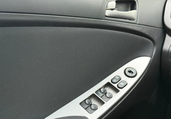 Подержанный автомобиль Hyundai Solaris Hatchback 2016 года (15 фото)