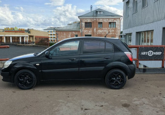 Подержанный автомобиль Kia Rio Hatchback 2005 года (5 фото)