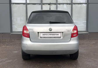 Подержанный автомобиль Skoda Fabia Hatchback 2012 года (7 фото)