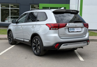 Подержанный автомобиль Mitsubishi Outlander 2022 года (7 фото)