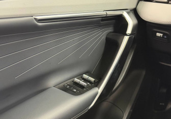 Подержанный автомобиль Geely Atlas 2023 года (14 фото)