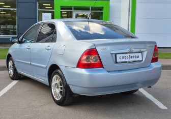 Подержанный автомобиль Toyota Corolla Sedan 2005 года (7 фото)