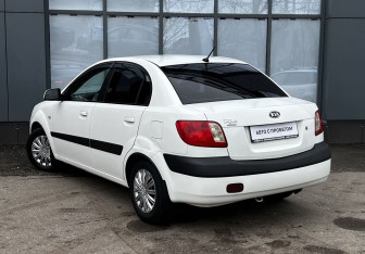 Подержанный автомобиль Kia Rio Sedan 2009 года (8 фото)