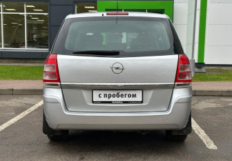 Подержанный автомобиль Opel Zafira Compactvan 2010 года (6 фото)