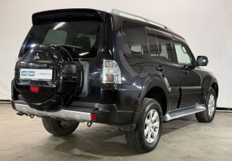 Подержанный автомобиль Mitsubishi Pajero 2011 года (5 фото)