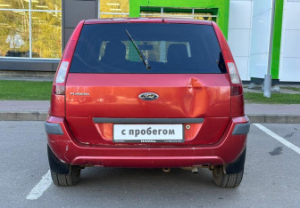 Подержанный автомобиль Ford Fusion 2006 года (6 фото)