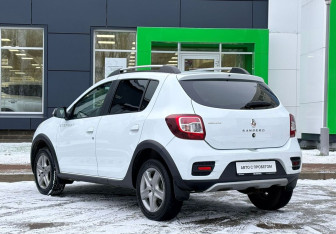 Подержанный автомобиль Renault Sandero 2018 года (7 фото)