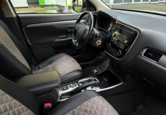 Подержанный автомобиль Mitsubishi Outlander 2017 года (9 фото)