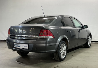 Подержанный автомобиль Opel Astra Sedan 2011 года (7 фото)