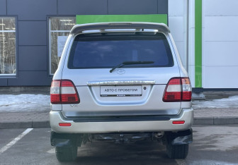 Подержанный автомобиль Toyota Land Cruiser Suv 2006 года (6 фото)