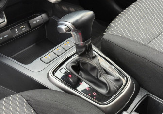 Подержанный автомобиль Kia Rio Hatchback 2018 года (15 фото)