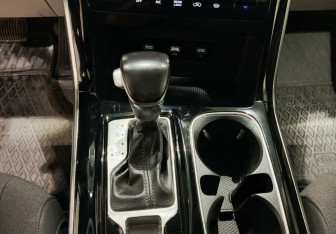 Подержанный автомобиль Kia Carnival 2021 года (16 фото)