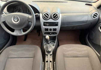 Подержанный автомобиль Renault Sandero 2013 года (9 фото)