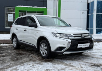 Подержанный автомобиль Mitsubishi Outlander 2018 года (3 фото)