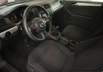 Подержанный автомобиль Volkswagen Jetta Sedan 2012 года (9 фото)