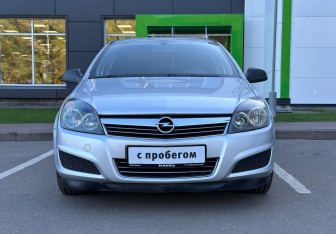 Подержанный автомобиль Opel Astra Sedan 2010 года (2 фото)