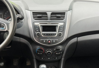 Подержанный автомобиль Hyundai Solaris Hatchback 2016 года (14 фото)