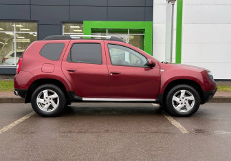 Подержанный автомобиль Renault Duster 2015 года (4 фото)