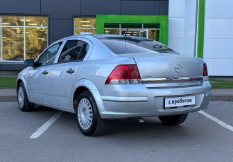 Подержанный автомобиль Opel Astra Sedan 2010 года (6 фото)