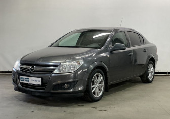 Подержанный автомобиль Opel Astra Sedan 2011 года (1 фото)