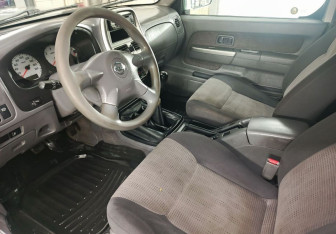Подержанный автомобиль Nissan NP300 2012 года (12 фото)