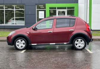 Подержанный автомобиль Renault Sandero 2012 года (8 фото)