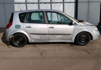 Подержанный автомобиль Renault Scenic 2006 года (7 фото)