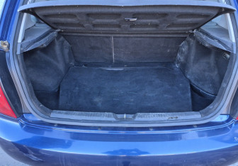 Подержанный автомобиль Kia Cerato Hatchback 2005 года (16 фото)