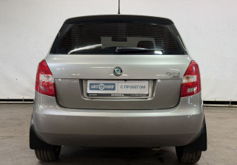 Подержанный автомобиль Skoda Fabia Hatchback 2011 года (6 фото)
