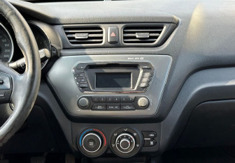Подержанный автомобиль Kia Rio Hatchback 2015 года (13 фото)