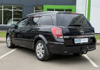 Подержанный автомобиль Opel Astra Wagon 2010 года (7 фото)