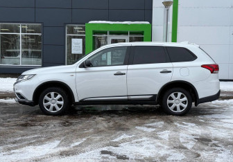 Подержанный автомобиль Mitsubishi Outlander 2018 года (7 фото)
