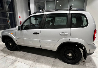 Подержанный автомобиль Chevrolet Niva 2010 года (7 фото)