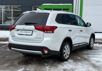 Подержанный автомобиль Mitsubishi Outlander 2018 года (5 фото)