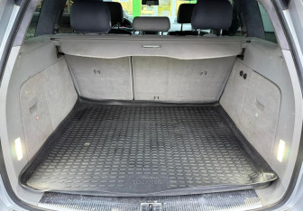 Подержанный автомобиль Volkswagen Touareg 2004 года (16 фото)