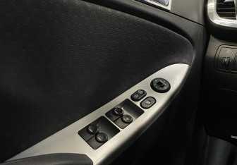 Подержанный автомобиль Hyundai Solaris Hatchback 2013 года (15 фото)
