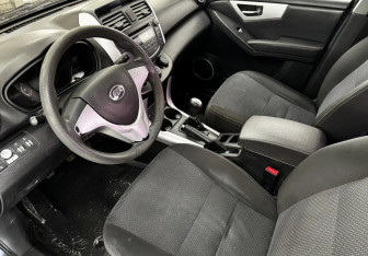 Подержанный автомобиль Lifan X60 2015 года (9 фото)