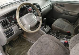 Подержанный автомобиль Chevrolet Tracker 2003 года (9 фото)