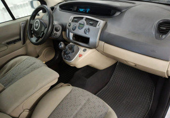 Подержанный автомобиль Renault Scenic 2006 года (11 фото)