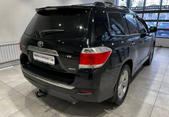 Подержанный автомобиль Toyota Highlander 2011 года (5 фото)