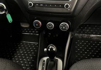 Подержанный автомобиль Kia Rio Sedan 2015 года (12 фото)